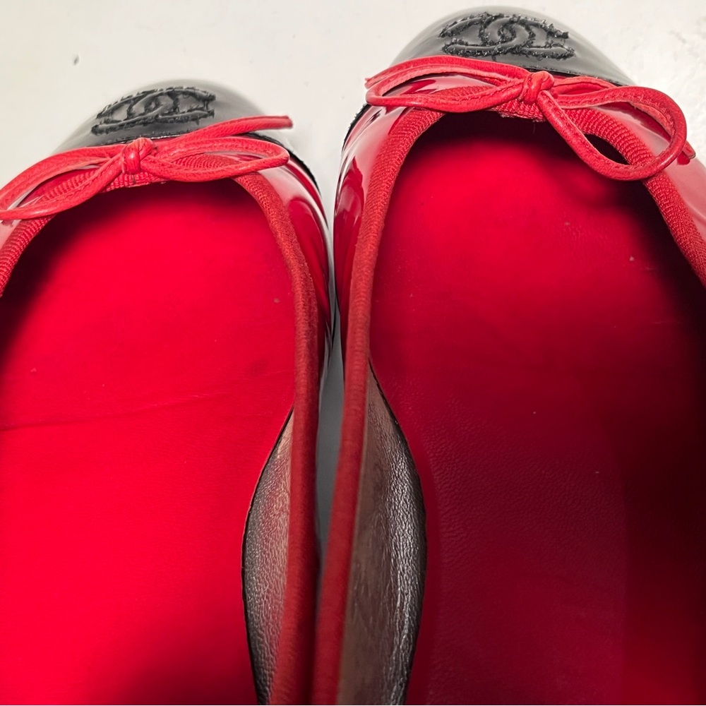 CHANEL Glossy Red and Black Flats - Picture 9 of 13